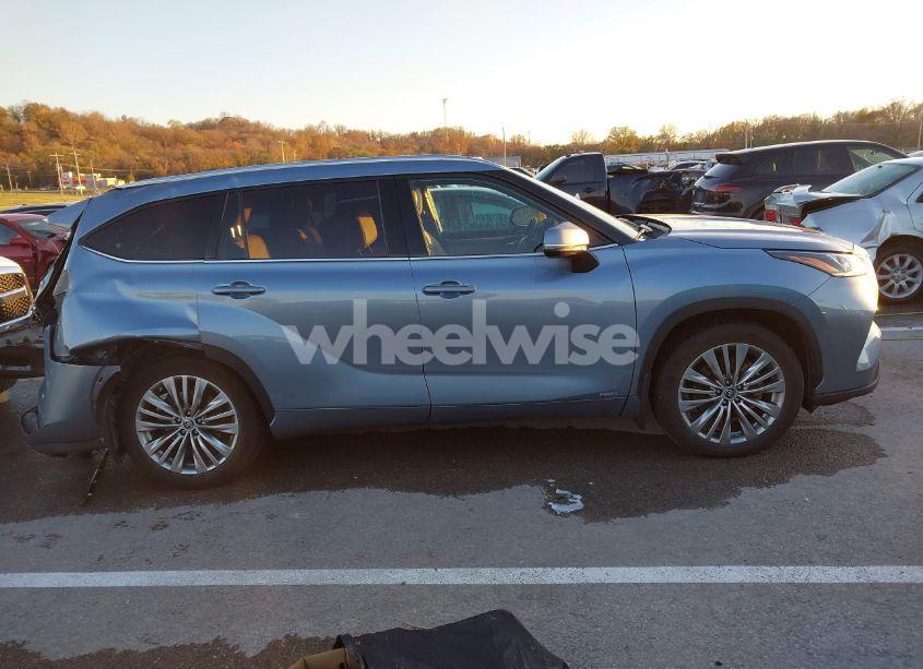 Photo 13 of 2022 Toyota Highlander HYBRID PLATINUM (VIN 5TDEBRCH5NS090708)