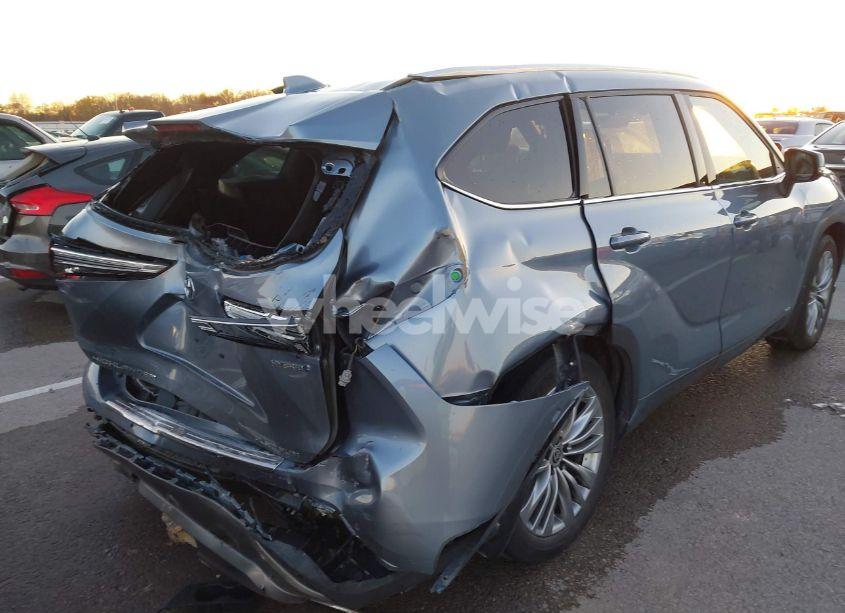 Photo 18 of 2022 Toyota Highlander HYBRID PLATINUM (VIN 5TDEBRCH5NS090708)