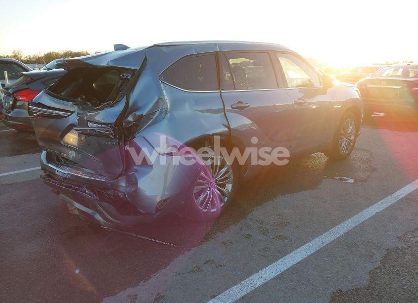 Photo 4 of 2022 Toyota Highlander HYBRID PLATINUM (VIN 5TDEBRCH5NS090708)