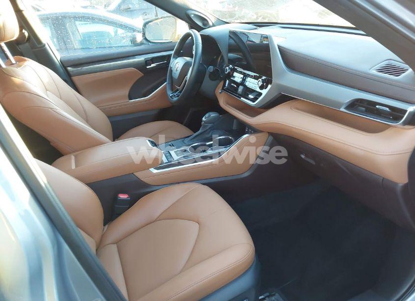 Photo 5 of 2022 Toyota Highlander HYBRID PLATINUM (VIN 5TDEBRCH5NS090708)