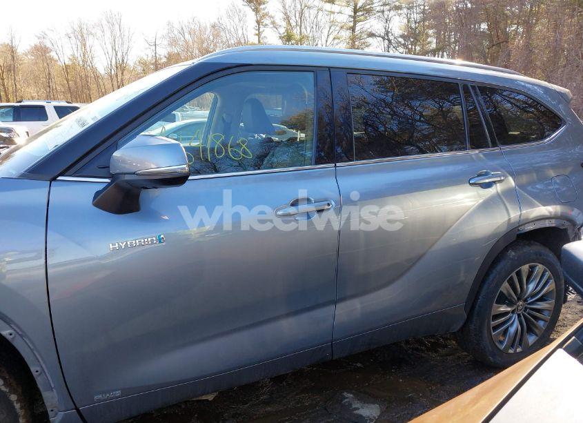 Photo 15 of 2021 Toyota Highlander HYBRID PLATINUM (VIN 5TDEBRCH7MS025826)