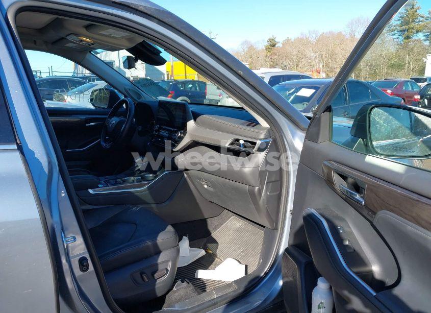 Photo 5 of 2021 Toyota Highlander HYBRID PLATINUM (VIN 5TDEBRCH7MS025826)