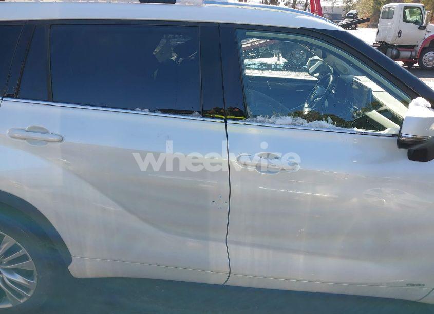 Photo 13 of 2022 Toyota Highlander HYBRID PLATINUM (VIN 5TDEBRCHXNS092020)
