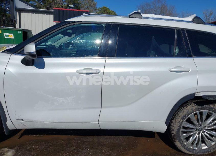 Photo 14 of 2022 Toyota Highlander HYBRID PLATINUM (VIN 5TDEBRCHXNS092020)