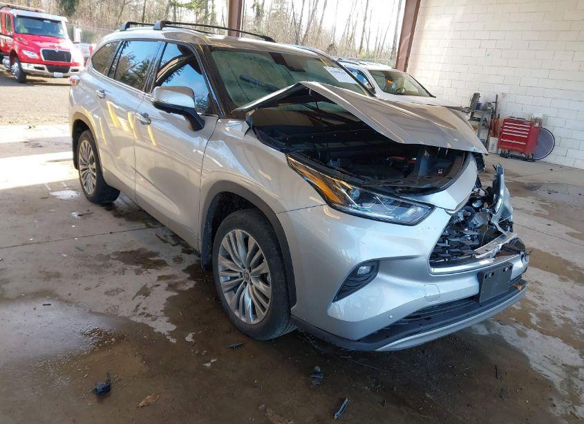 2023 Toyota Highlander HYBRID PLATINUM (VIN 5TDEBRCHXPS128209) main photo