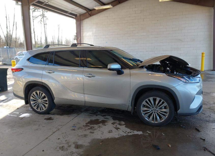 Photo 13 of 2023 Toyota Highlander HYBRID PLATINUM (VIN 5TDEBRCHXPS128209)