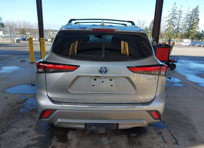 Photo 16 of 2023 Toyota Highlander HYBRID PLATINUM (VIN 5TDEBRCHXPS128209)