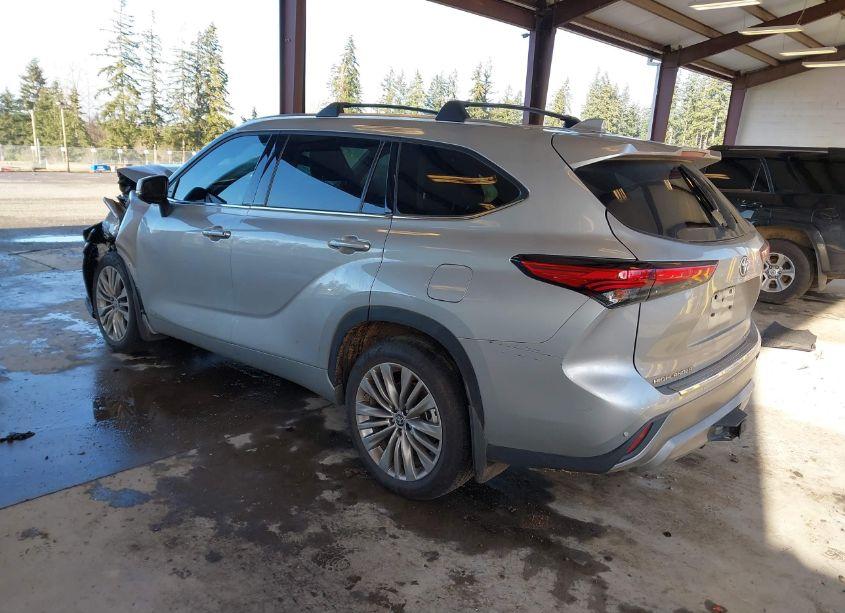 Photo 3 of 2023 Toyota Highlander HYBRID PLATINUM (VIN 5TDEBRCHXPS128209)