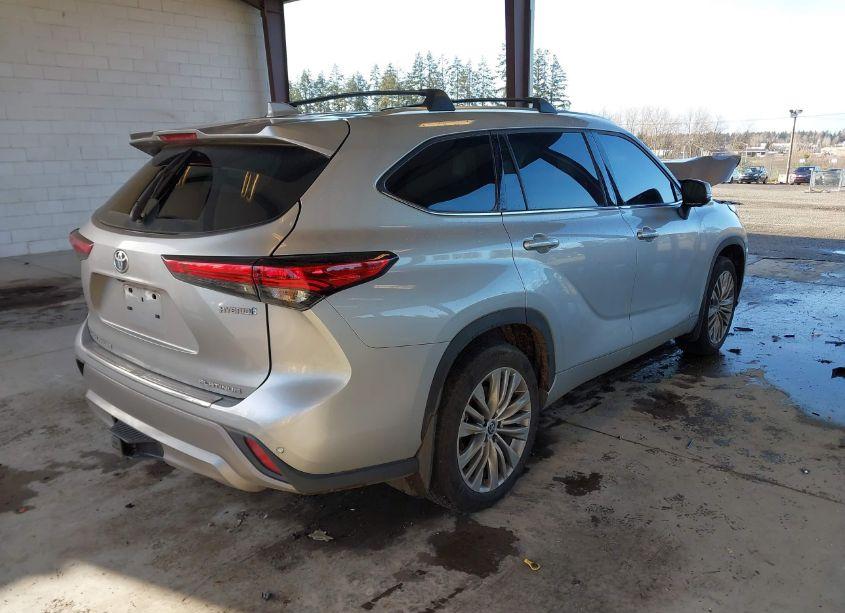 Photo 4 of 2023 Toyota Highlander HYBRID PLATINUM (VIN 5TDEBRCHXPS128209)