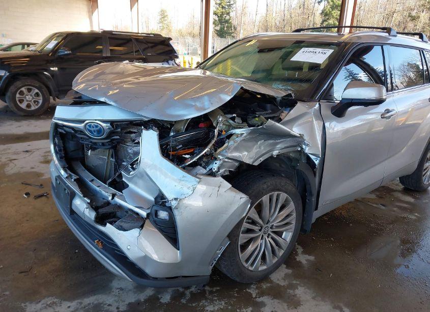 Photo 6 of 2023 Toyota Highlander HYBRID PLATINUM (VIN 5TDEBRCHXPS128209)