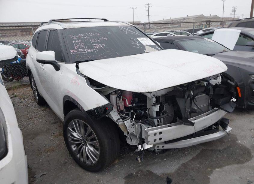 2023 Toyota Highlander HYBRID PLATINUM (VIN 5TDEBRCHXPS580984) main photo