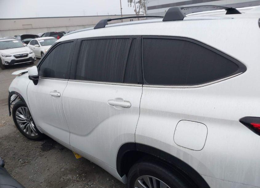 Photo 15 of 2023 Toyota Highlander HYBRID PLATINUM (VIN 5TDEBRCHXPS580984)