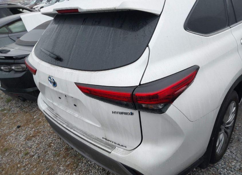 Photo 17 of 2023 Toyota Highlander HYBRID PLATINUM (VIN 5TDEBRCHXPS580984)