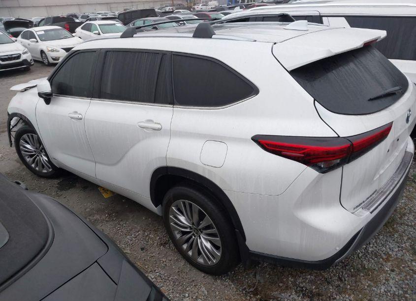 Photo 3 of 2023 Toyota Highlander HYBRID PLATINUM (VIN 5TDEBRCHXPS580984)