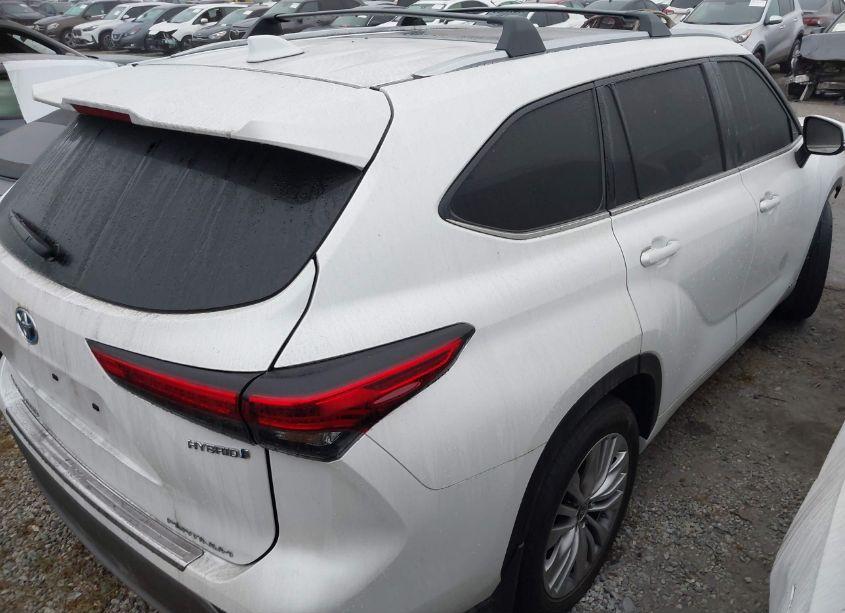 Photo 4 of 2023 Toyota Highlander HYBRID PLATINUM (VIN 5TDEBRCHXPS580984)