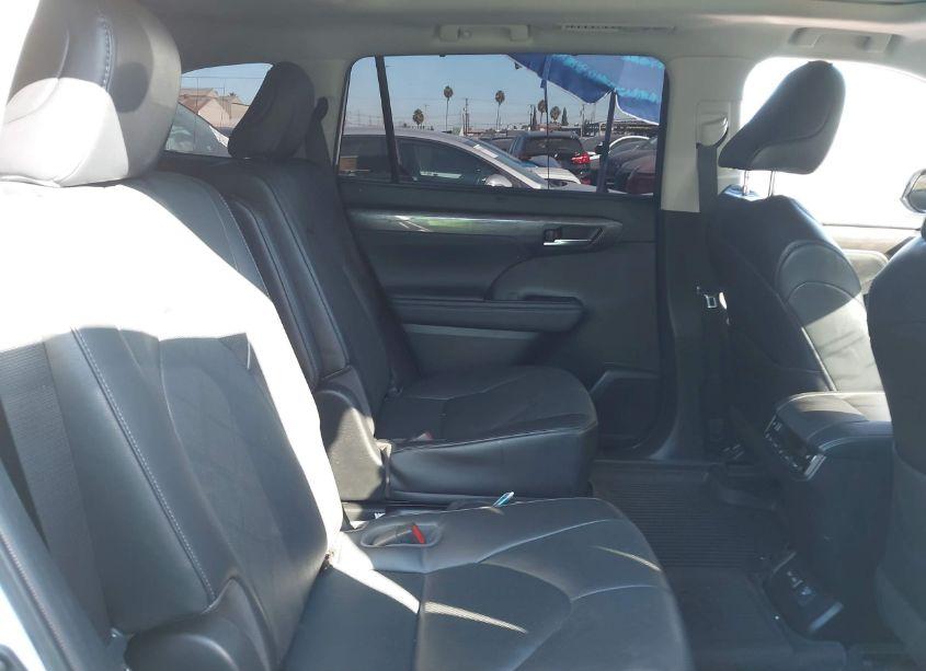 Photo 8 of 2023 Toyota Highlander HYBRID PLATINUM (VIN 5TDEBRCHXPS580984)