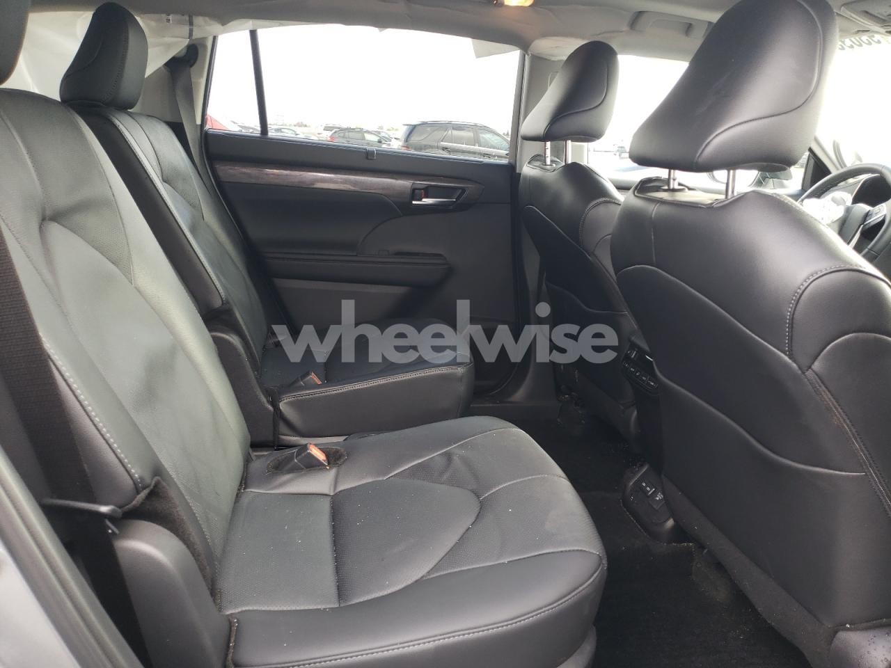 Photo 11 of 2025 TOYOTA HIGHLANDER HYBRID LIMITED (VIN 5TDEBRCHXSS669625)