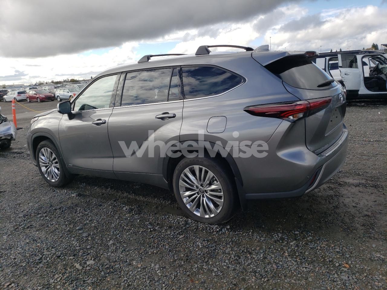 Photo 2 of 2025 TOYOTA HIGHLANDER HYBRID LIMITED (VIN 5TDEBRCHXSS669625)