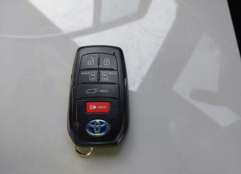 Photo 11 of 2022 Toyota Sienna PLATINUM (VIN 5TDERKEC1NS126303)