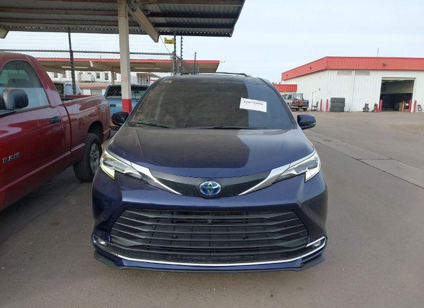 Photo 12 of 2022 Toyota Sienna PLATINUM (VIN 5TDERKEC1NS126303)