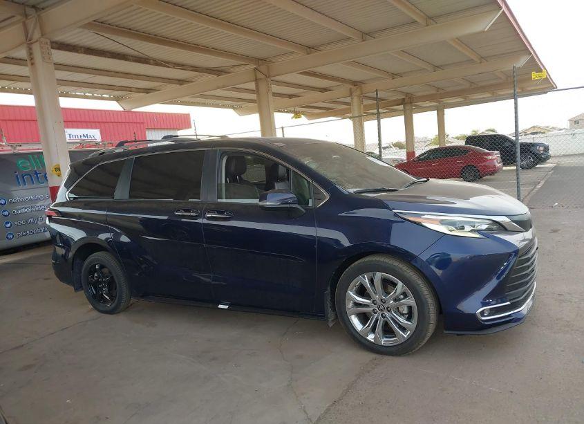 Photo 13 of 2022 Toyota Sienna PLATINUM (VIN 5TDERKEC1NS126303)