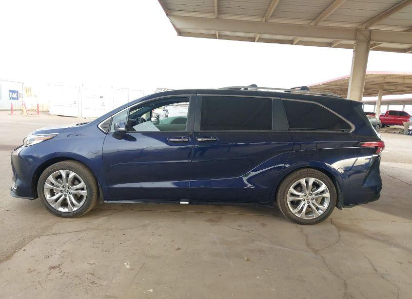 Photo 14 of 2022 Toyota Sienna PLATINUM (VIN 5TDERKEC1NS126303)