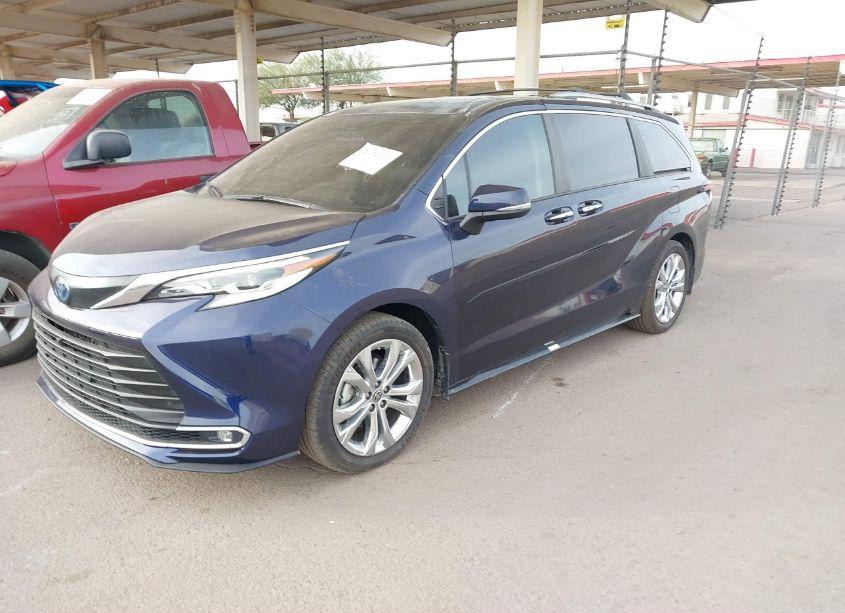 Photo 2 of 2022 Toyota Sienna PLATINUM (VIN 5TDERKEC1NS126303)