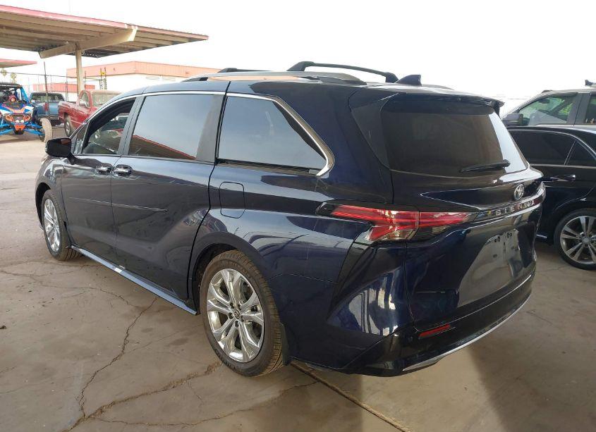 Photo 3 of 2022 Toyota Sienna PLATINUM (VIN 5TDERKEC1NS126303)