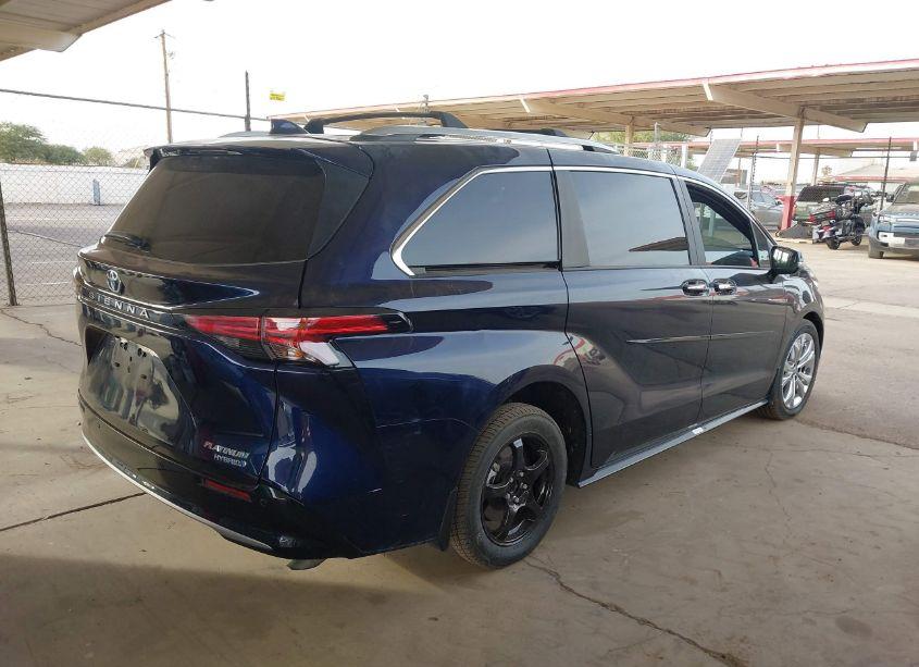 Photo 4 of 2022 Toyota Sienna PLATINUM (VIN 5TDERKEC1NS126303)