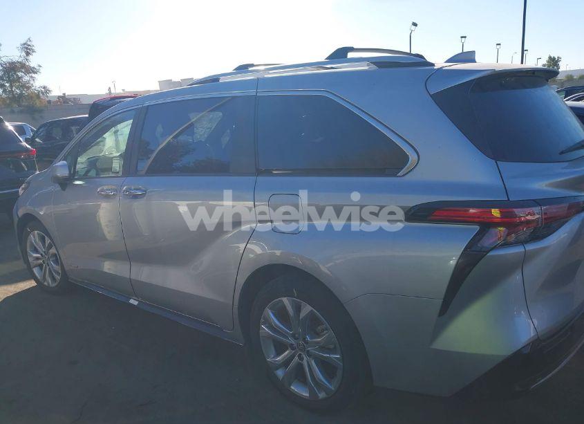 Photo 15 of 2021 Toyota Sienna PLATINUM (VIN 5TDERKEC2MS027892)