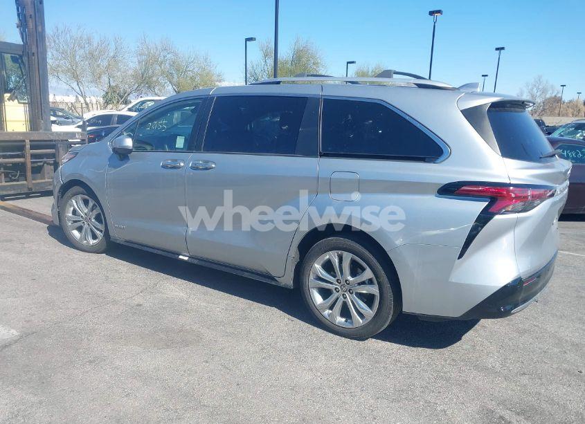 Photo 3 of 2021 Toyota Sienna PLATINUM (VIN 5TDERKEC2MS027892)