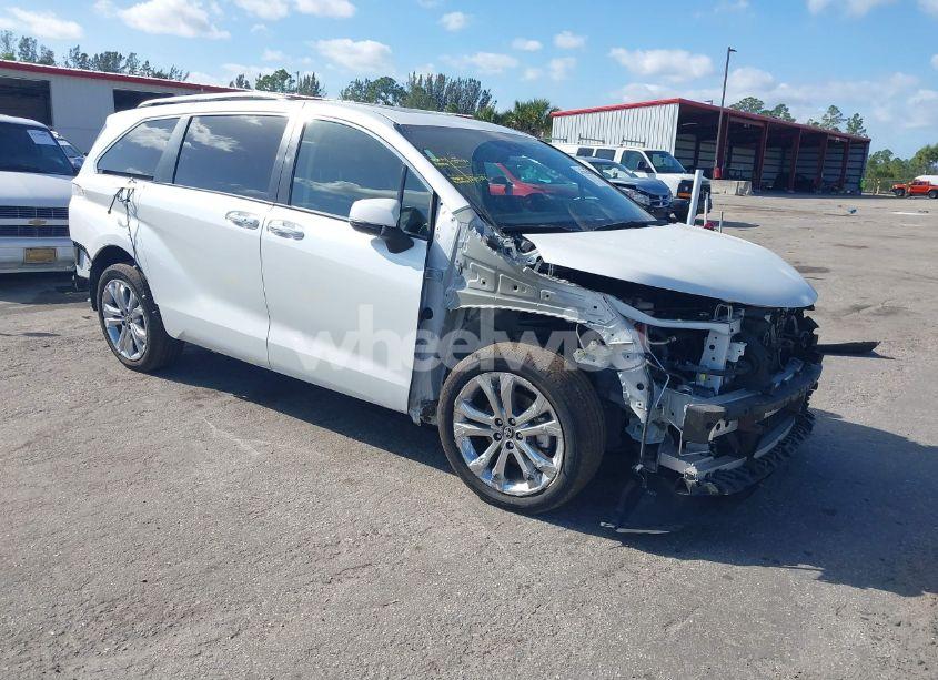 2022 Toyota Sienna PLATINUM (VIN 5TDERKEC5NS101257) main photo