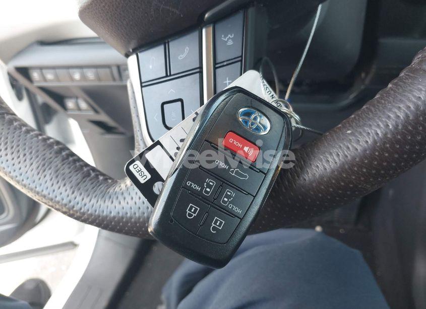 Photo 11 of 2022 Toyota Sienna PLATINUM (VIN 5TDERKEC5NS101257)