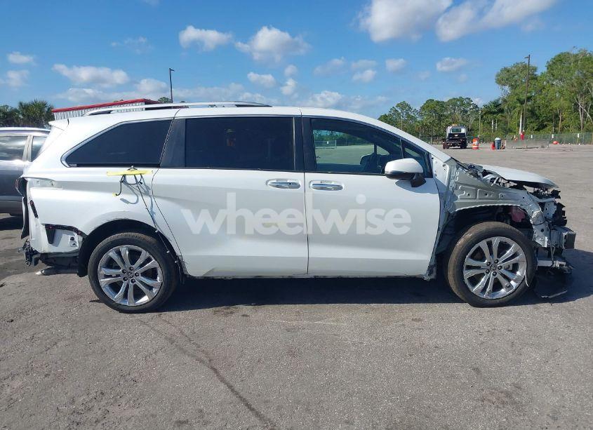 Photo 14 of 2022 Toyota Sienna PLATINUM (VIN 5TDERKEC5NS101257)