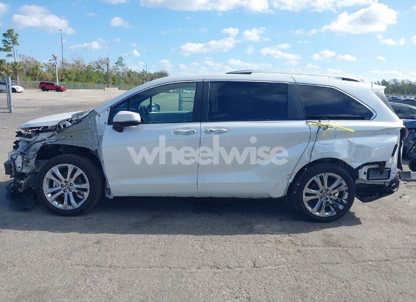 Photo 15 of 2022 Toyota Sienna PLATINUM (VIN 5TDERKEC5NS101257)
