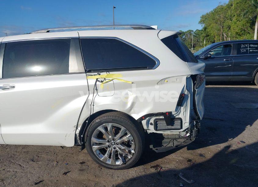 Photo 18 of 2022 Toyota Sienna PLATINUM (VIN 5TDERKEC5NS101257)