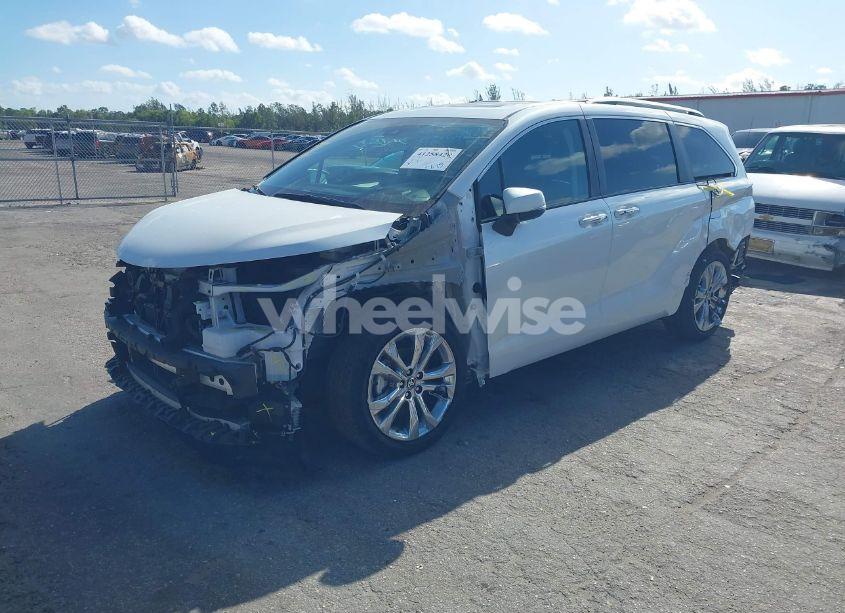 Photo 2 of 2022 Toyota Sienna PLATINUM (VIN 5TDERKEC5NS101257)