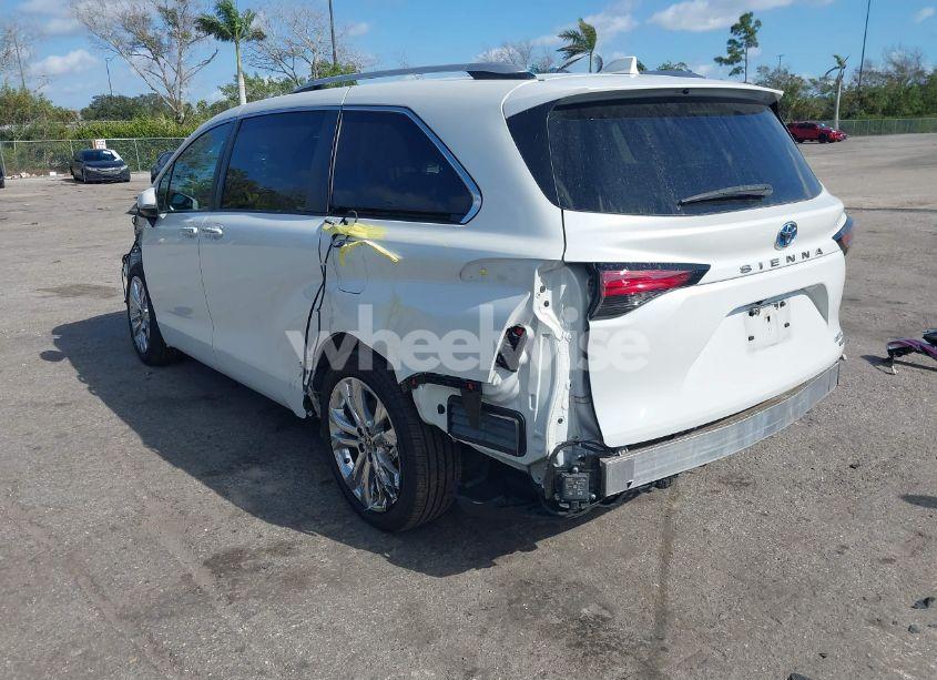 Photo 3 of 2022 Toyota Sienna PLATINUM (VIN 5TDERKEC5NS101257)