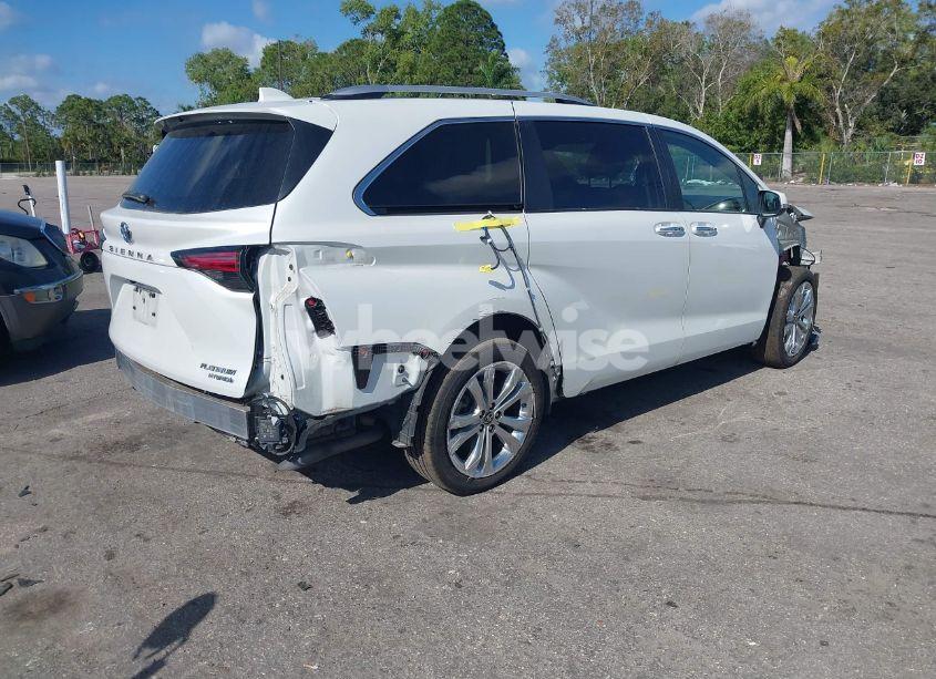 Photo 4 of 2022 Toyota Sienna PLATINUM (VIN 5TDERKEC5NS101257)