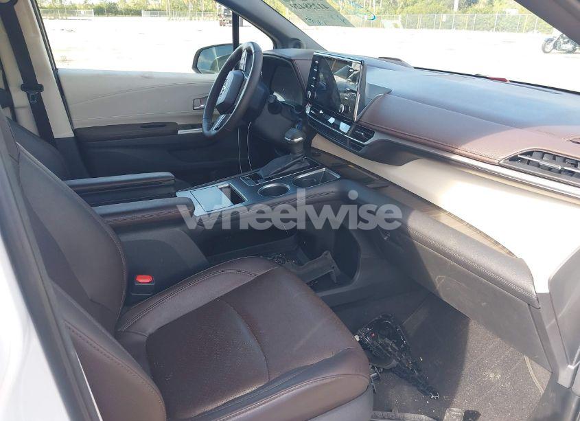 Photo 5 of 2022 Toyota Sienna PLATINUM (VIN 5TDERKEC5NS101257)