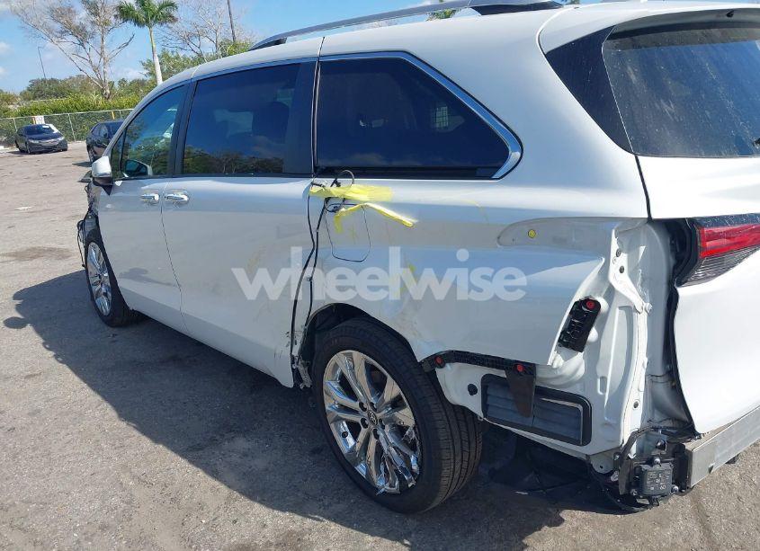 Photo 6 of 2022 Toyota Sienna PLATINUM (VIN 5TDERKEC5NS101257)