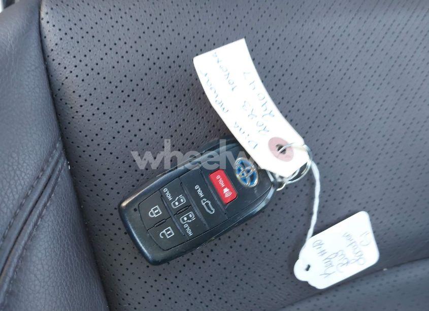 Photo 11 of 2023 Toyota Sienna PLATINUM (VIN 5TDERKEC5PS177449)