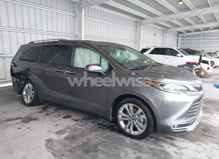 2024 Toyota Sienna PLATINUM (VIN 5TDERKEC8RS225075) main photo