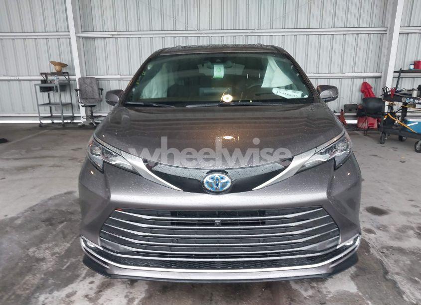 Photo 12 of 2024 Toyota Sienna PLATINUM (VIN 5TDERKEC8RS225075)