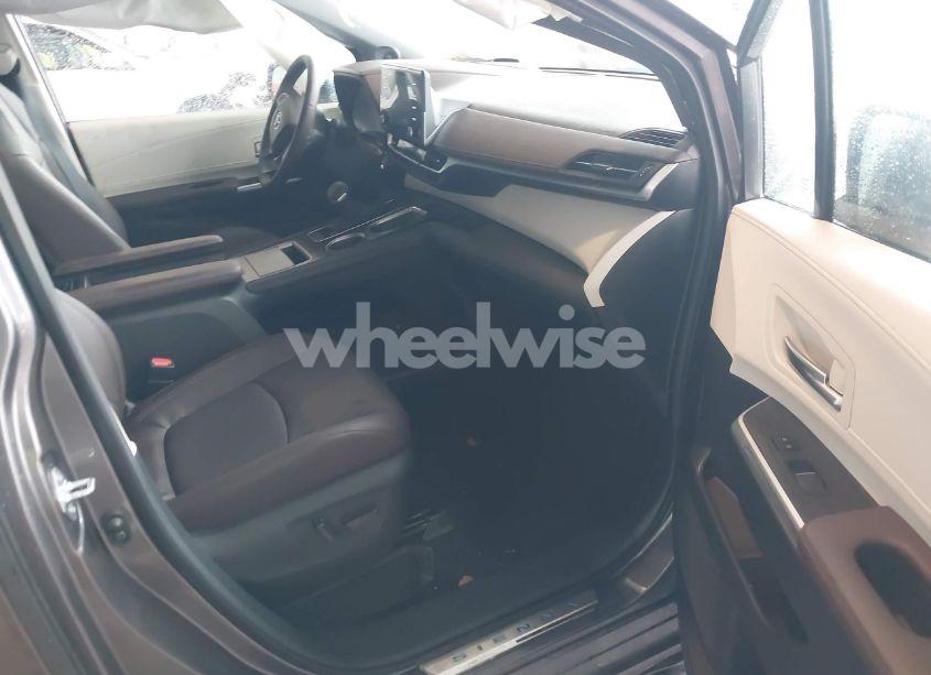 Photo 5 of 2024 Toyota Sienna PLATINUM (VIN 5TDERKEC8RS225075)