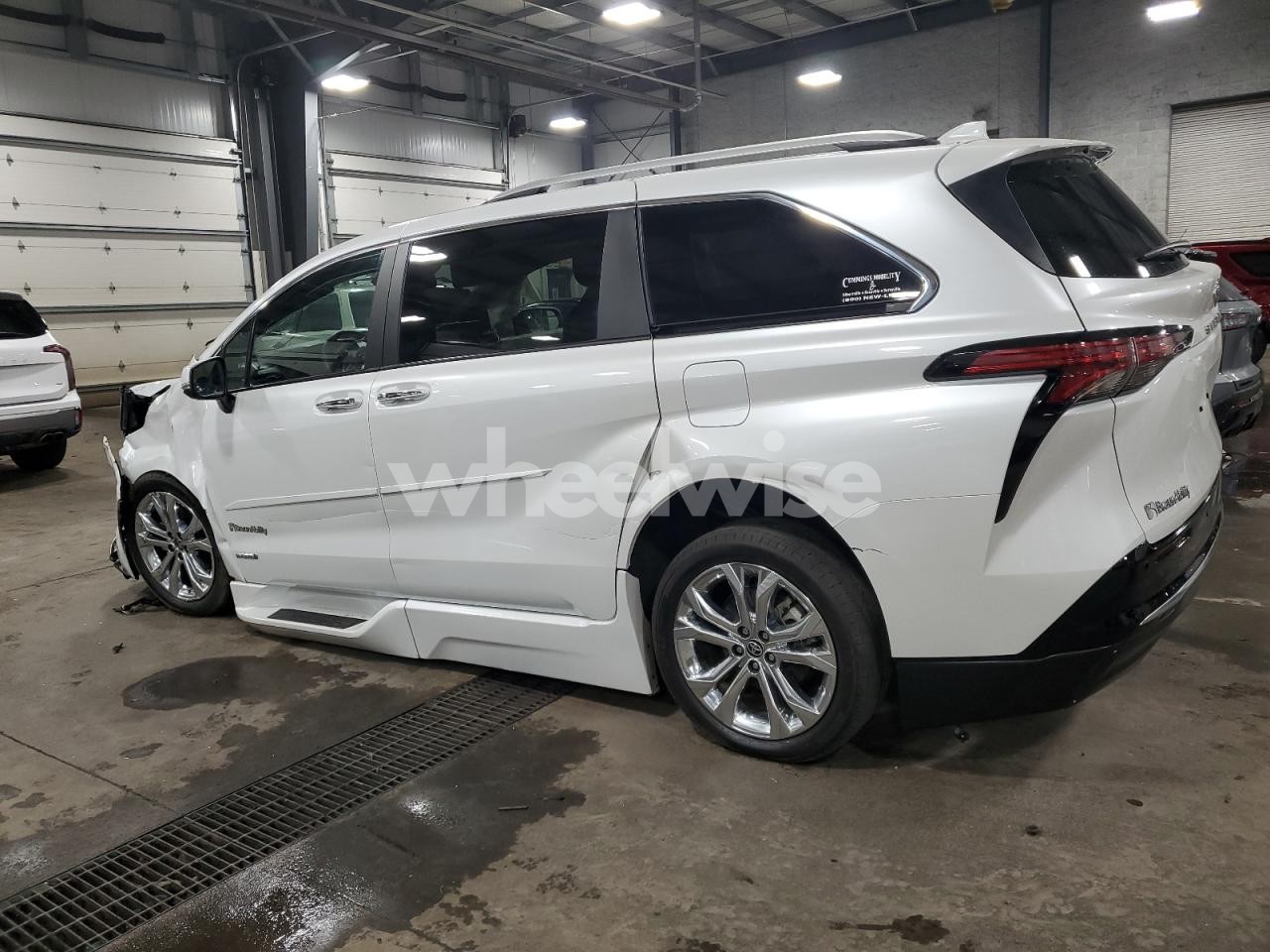 Photo 2 of 2022 TOYOTA SIENNA LIMITED (VIN 5TDERKECXNS122136)