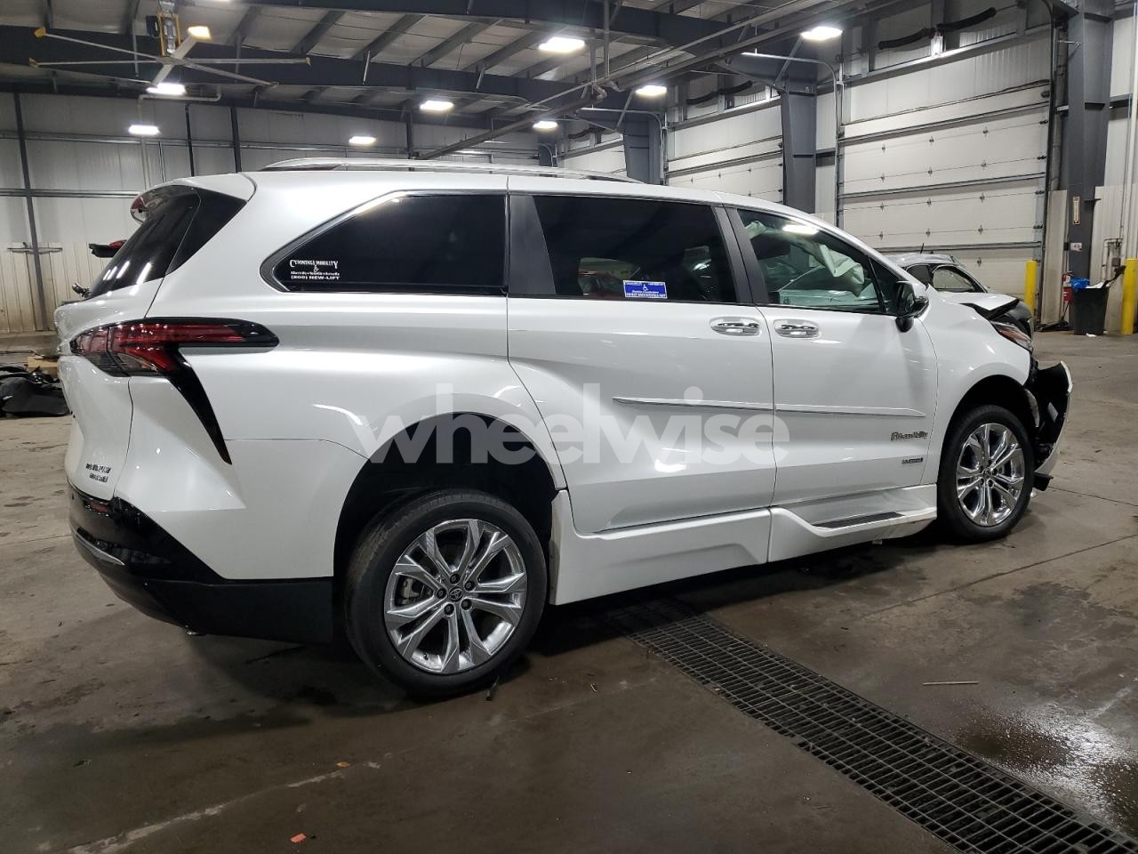 Photo 3 of 2022 TOYOTA SIENNA LIMITED (VIN 5TDERKECXNS122136)