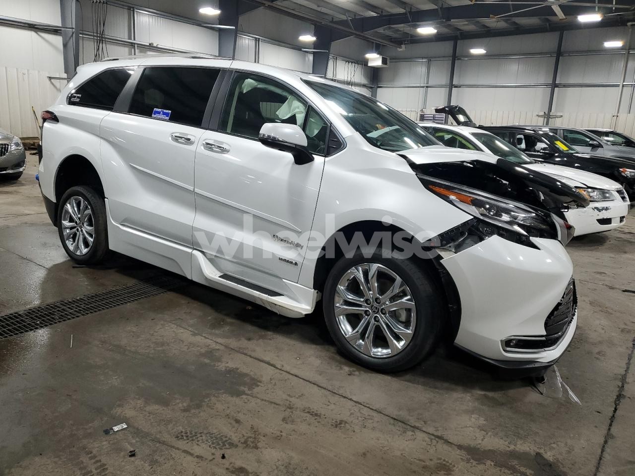 Photo 4 of 2022 TOYOTA SIENNA LIMITED (VIN 5TDERKECXNS122136)