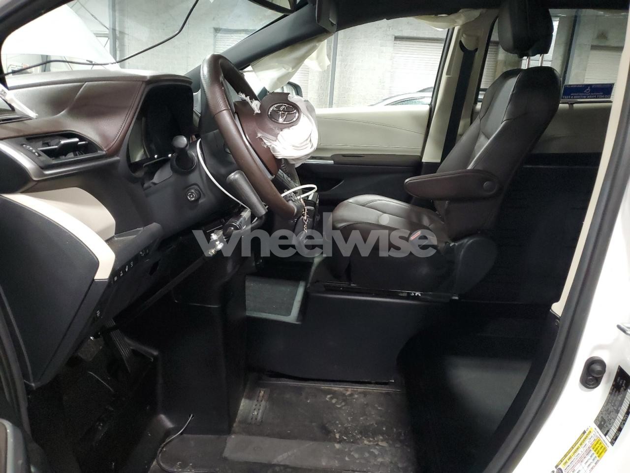 Photo 7 of 2022 TOYOTA SIENNA LIMITED (VIN 5TDERKECXNS122136)