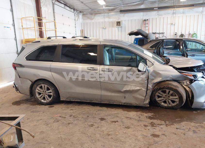 Photo 13 of 2023 Toyota Sienna PLATINUM (VIN 5TDESKFC0PS108025)